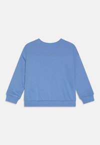 Světle modrý bavlněný svetr s dlouhými rukávy, kulatým výstřihem a žebrovanými manžetami, s volnějším střihem a hladkou texturou.