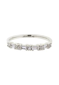 Silver ring med växelvis små runda och rektangulära klara ädelstenar som är infattade längs den övre halvan av ringen.