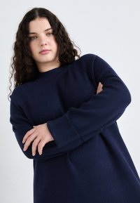 Vero Moda Curve VMCGOLD MIX HIGHNECK DRESS  - Abito in maglia - navy blazer