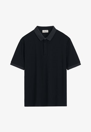 Polo noir avec un col et des bordures de manches gris foncé contrastants. Présente une patte de boutonnage à trois boutons et un tissu doux et texturé.