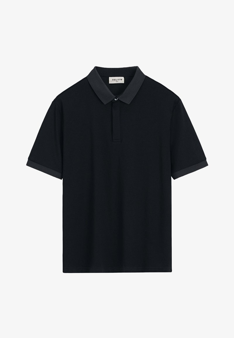 Polo noir avec un col et des bordures de manches gris foncé contrastants. Présente une patte de boutonnage à trois boutons et un tissu doux et texturé.