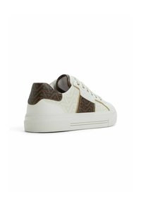Sneaker con tomaia sintetica bianca, dettagli a motivo marrone e hardware dorato. Presentano una suola bianca testurizzata e un design low-top.