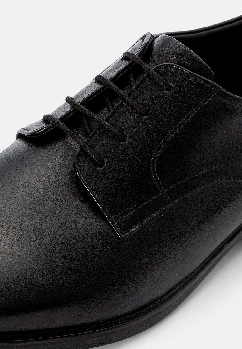 CLARKS Veterschoen 'Howard Walk' in Zwart | ABOUT YOU