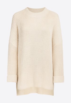 Sweter Ivan wykonany z dzianiny kremowej, z prążkowanym, okrągłym dekoltem, opuszczanymi ramionami, długimi rękawami i podwiniętymi mankietami. Miękka, fakturowana dzianina.