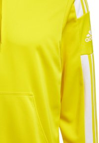 Felpa sportiva gialla con design a metà zip, caratterizzata da accenti bianchi a tre strisce sulle maniche e una tasca kanagroo frontale.