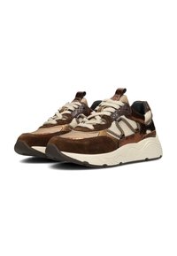 Sneakers marroni e beige con upper in suede e tessuto testurizzato, dotati di lacci color crema, una suola bianca spessa e accenti a motivo.