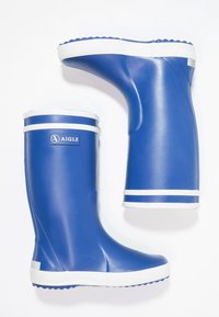 Par de botas de lluvia de goma azules con suelas y adornos blancos, una bota en posición vertical y la otra en horizontal, logo de Aigle visible.