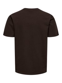 T-shirt à manches courtes texturé de couleur marron foncé avec un col rond, présenté de dos sur un fond blanc.