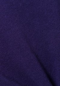 Paarse gebreide stof met een fijne textuur, met een consistent patroon en een gladde afwerking, ideaal voor kleding of accessoires.