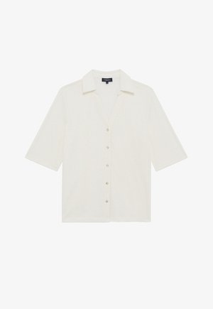 Camisa de botones de manga corta en crema con cuello, hecha de una tela suave. Presenta cinco botones en la parte delantera y un corte relajado.