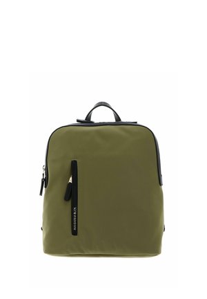 Sac à dos carré vert olive avec fermeture éclair et poignée noires, poche avant zippée verticale et design minimaliste sur fond blanc.