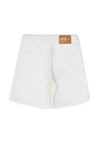 Pantalones cortos de mezclilla blanca con un corte recto, que cuentan con dos bolsillos traseros y una etiqueta de marca marrón en la cintura. Textura suave y diseño limpio.