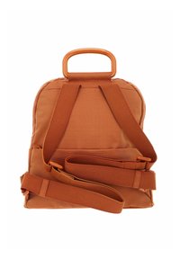 Sac à dos en tissu orange de forme rectangulaire, doté d'une poignée sur le dessus, de bretelles réglables et d'un extérieur texturé.