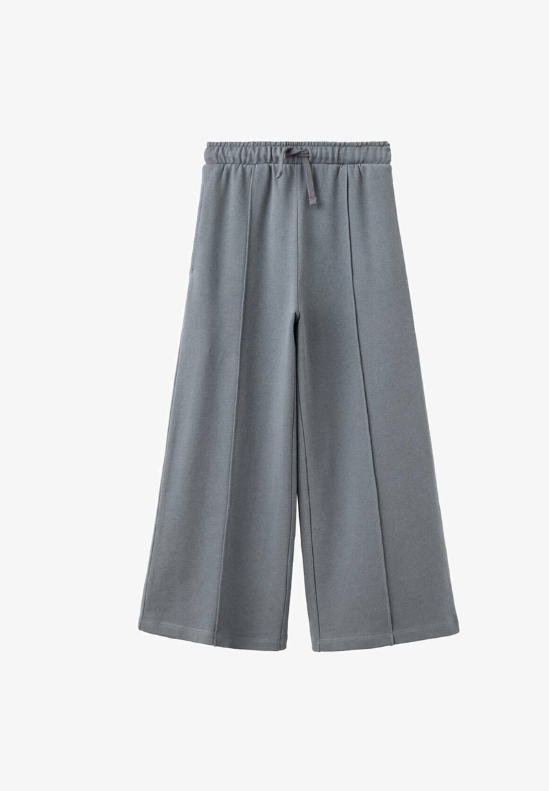 Pantalon gris à jambes larges avec taille élastique et cordon, présentant des plis devant et une coupe décontractée.