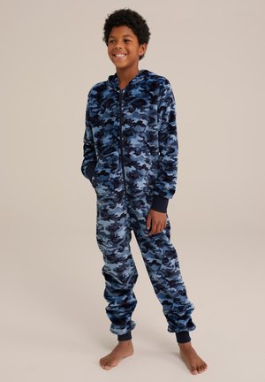 Blå camouflage-mönstrad fleeceoverall med huva, dragkedja framtill och ribbade ärmslut. Har en mjuk textur och avslappnad passform för komfort.
