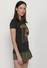 Koroshi SHORT SLEEVE - Apdrukāts T-krekls - black