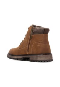 Botín de ante marrón con forro texturizado gris, cremallera lateral y suela de goma resistente. Cuenta con costuras en contraste y un collar acolchado.