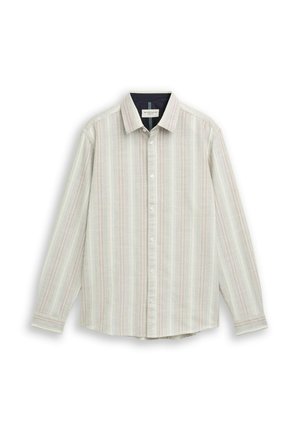 Chemise beige à manches longues avec fines rayures verticales blanches et marron clair, devant boutonné et col classique sur fond blanc.