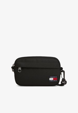 Sort rektangulær crossbody taske med lynlås, frontlomme og Tommy Jeans logo patch, med justerbar rem med clips.