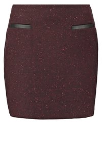Jupe bordeaux avec un subtil éclat, tissu texturé et deux poches passepoilées en simili cuir noir à l'avant. Une silhouette ajustée et structurée.