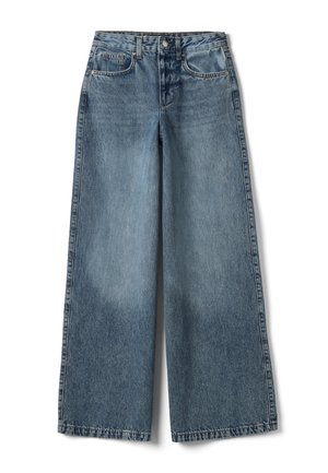 Jean denim bleu à jambes larges avec fermeture à bouton et glissière à l'avant, passants pour ceinture et style cinq poches.