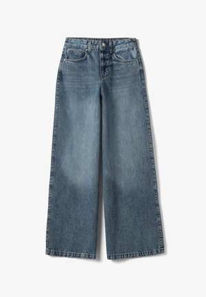 Jeans in denim blu a gamba larga con chiusura frontale a bottone e cerniera, passanti per cintura e design a cinque tasche.