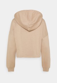 Sweat-shirt à capuche beige coupé court avec une coupe décontractée, doté de poignets côtelés, d'une texture lisse, sans motifs ni détails métalliques visibles.
