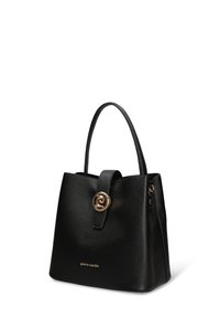 Zwarte leren handtas met een getextureerde afwerking, een gouden cirkelvormige metalen accenten en een voorste riem. Merkentitel aan de onderkant weergegeven.