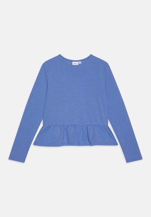 Blusa azul de manga larga con un dobladillo peplum, hecha de una tela suave y texturada con un sutil patrón de brillo distribuido uniformemente por toda la superficie.