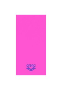 Cuffia da nuoto rosa brillante con superficie liscia; presenta il logo blu "arena" e un simbolo a forma di diamante nella parte inferiore.