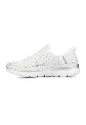 Baskets blanches Skechers sans lacets avec tige en maille présentant de petites perforations et des accents argentés sur la semelle et le talon.