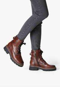 Tamaris Stivaletti stringati - cognac