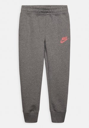 Grå Nike træningsbukser med elastisk talje og manchetter, med en pink Nike-logo på den øverste venstre lår.