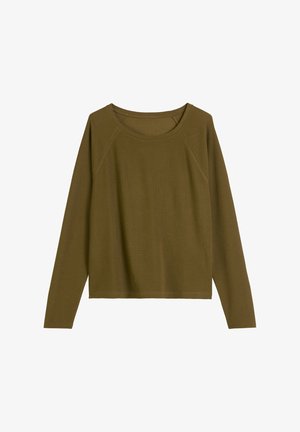 Camisola de manga longa em verde oliva, feita de tecido texturizado. Apresenta um decote redondo e mangas raglan. Design simples e sem adornos.