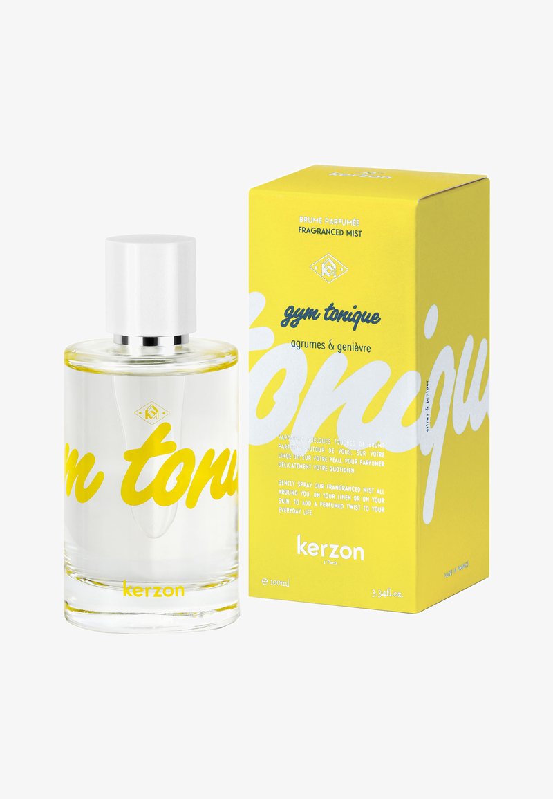 Klarglasflasche mit Kerzon Gym Tonique Duftnebel und weißem Verschluss, daneben eine gelbe Schachtel mit Produktname und Details.