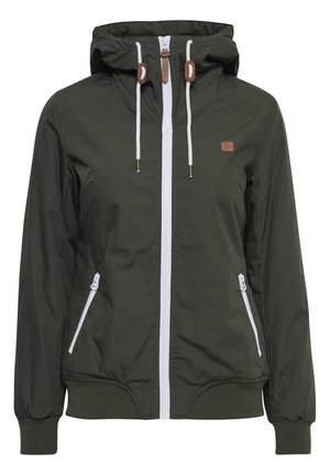 Chaqueta verde con capucha que presenta una cremallera blanca, dos bolsillos laterales con cremalleras y puños elásticos. Fabricada con material resistente al agua.