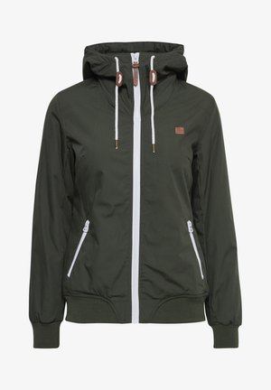 Vihreä huppari, jossa on valkoinen vetoketju, kaksi sivutaskua vetoketjuilla ja elastiset hihat. Valmistettu vedenkestävästä materiaalista.