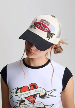 Ed Hardy, UNISEX EST 1971 VARSITY BADGE 5 PANEL TRUCKER - Pet - white black