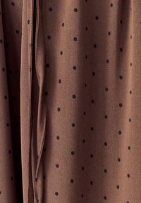 Unselected, tan based dot