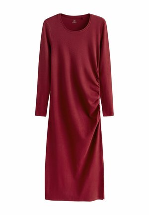Burgundské šaty s dlouhým rukávem a kulatým výstřihem, s bočním nařasením a rovného střihu, vyrobené z měkké, texturované látky.