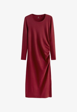 Burgundowa sukienka z długim rękawem i okrągłym dekoltem, z detalami marszczenia po bokach oraz prostym krojem, wykonana z miękkiej, teksturowanej tkaniny.