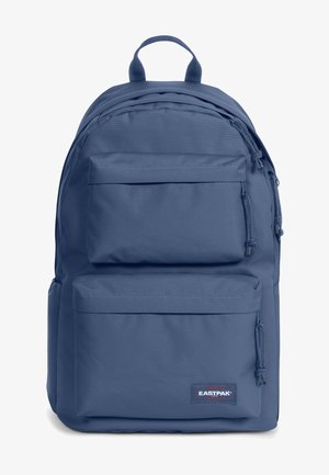 Niebieski plecak Eastpak z teksturowanej tkaniny, z dwoma przednimi kieszeniami, regulowanymi paskami i górnym uchwytem. Prosty design z wzmocnionymi szwami.