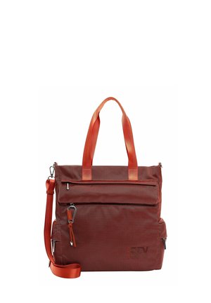 Bolso tote rojo texturizado con dos asas superiores, bolsillo delantero con cremallera y correa de hombro desmontable con cierres metálicos.