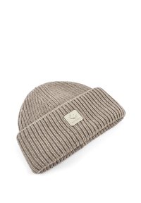 Bonnet en tricot beige avec un design côtelé et un revers replié. Doté d'une étiquette carrée sur le devant. Fabriqué en tissu texturé.
