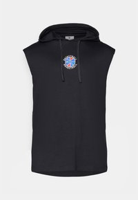 Schwarzer ärmelloser Kapuzenpullover aus Baumwolle, mit einem runden Logo in Blau und Rot und weißem Text, der "BASKETBALL" lautet.