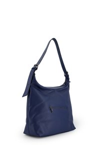 Marineblaue Leder-Schultertasche mit strukturierter Oberfläche, einem verstellbaren einzelnen Träger und einer vorderen Reißverschlusstasche. Geschwungener obere Öffnung und geräumiges Innenfach.