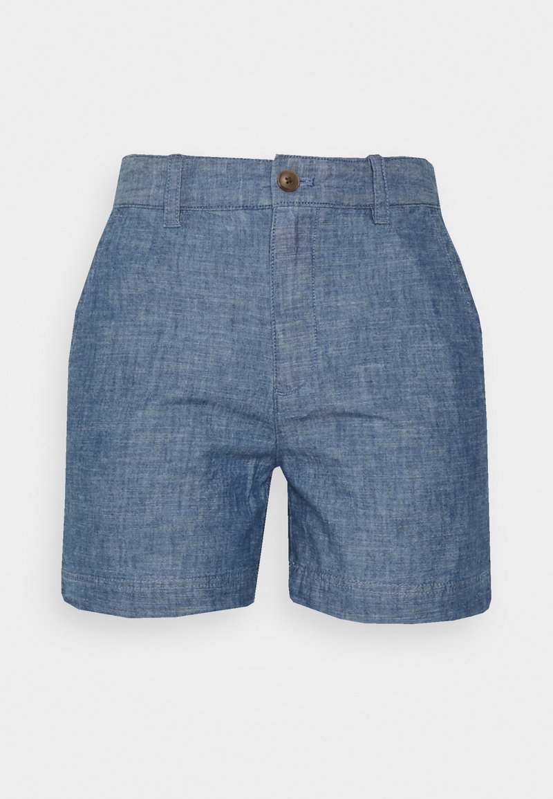 Shorts en chambray bleu pour hommes avec passants de ceinture, fermeture à boutons sur le devant et coupe ajustée, présentés sur fond blanc.