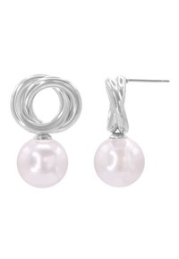 Les boucles d'oreilles en argent présentent un design de boucle tordue avec une goutte de perle rose pâle. Les boucles d'oreilles ont une finition polie et une fermeture à tige.