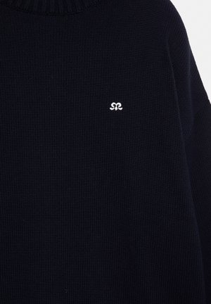 Pull en maille bleu marine foncé avec petit logo blanc brodé sur la poitrine, doté d'un col rond côtelé.