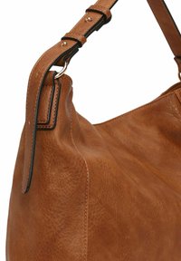 Bruine leren handtas met verstelbare schouderband en zichtbare stiksels, met textuur en nerfdetails.